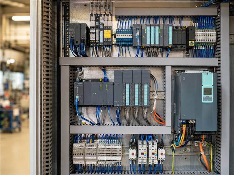 Schaltschrank mit SPS-Modulen und Automatisierungskomponenten